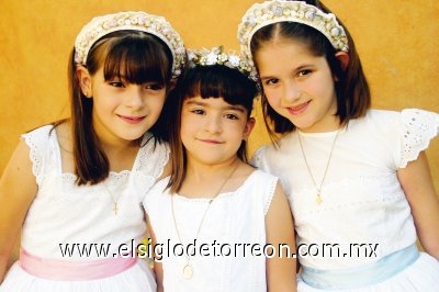 Comulgan por primera vez
Ana Lorena Teja Pérez Gavilán, María Julia Teja Urrutia y Susana Buendía Teja.
