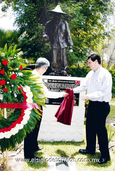 El embajador de China Ying Heng Ming junto al alcalde de Torreón José Ángel Pérez, en el momento de la revelación de la placa.