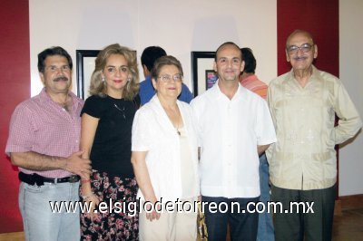 Interesante exposición
Sergio Pérez Corella junto a su familia Mario Martínez, Miriam Pérez de Martínez, Zoila de Pérez y Sergio Pérez Merodio.