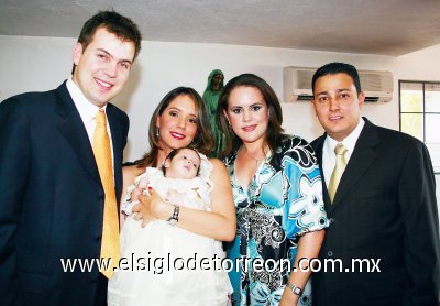 Recibe la bendición
Fernanda Treviño Plancarte junto a sus papás Treviño Rivera y Adriana Plancarte de Treviño, así como sus padrinos Brenda Baille de Villalobos y Julio Villalobos Díaz de León.