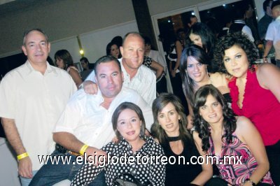 Recordar es volver a vivir
Paty Castro, Eva López, Alejandra y Jaime Aguilera, Celina Gutiérrez, Lizette Safa, Ricardo González y Enrique Humphrey.