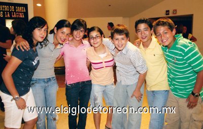 Allison González, Andrea Aguirre, Jocelyn R, Ana Sofy Mourey, Rudy Kawas, Miguel Wong Sánchez y Memo González.
