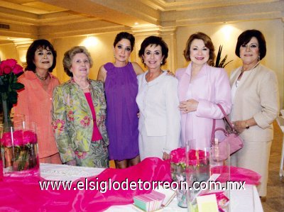 Margara Correa de Dueñes, Tere Correa de Valdés Chabre, Paty Correa de Montaño, Monserrat Cagigas de Solana y Dulce Correa de Valencia acompañando a Andrea.