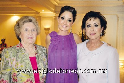 Se casará muy pronto
Monserrrat Cagigas de Solana y Dulce Correa de Valencia junto a la futura novia.
