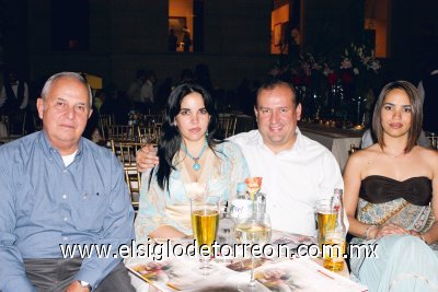 Alfredo Garza, Brenda y Esther Garza y Victoriano González.