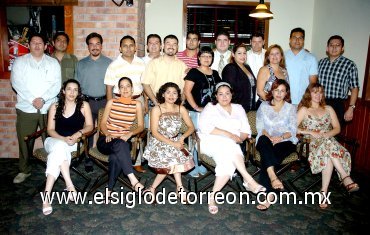 01072007
Juan, Héctor, Adrián, Félix, Alfredo, Víctor, Cristo, Esther, Armando, Dora, Jaime, Irma, Antonio, Fernandol, Claudia, Maru, Karina, Tere, Blanca y Lety, ex alumnos de la Facultad de Medicina de la Ua de C