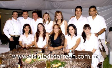 03072007
Jesús Barrera, Víctor Campa, José Antonio Gamero, Vero Porras, Jaime Cruz, Ramón de León, Jocaeb García, Lorena de Barrera, María Elena de Gamero, Josie de Cruz y Mónica de León acompañan a la festejada.