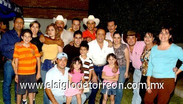 03072007
Ramón Chufani Vázquez con su papá Ramón Chufani y familia Roberto, Sandra, Roberto Jr., Pedro, Mayela, Ángel, Carlos, Ramón, Ramón Chufai, Claudia, Héctor, Luz, Susana, Fernando, Ana, Manolo y María
