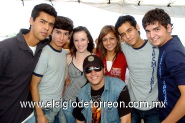 04062007
José Valdez, Saúl Mendoza, Ilse Pérez, Ilse Cisneros, Adrián de la Torre, José Villalobos y Hugo Herrera.