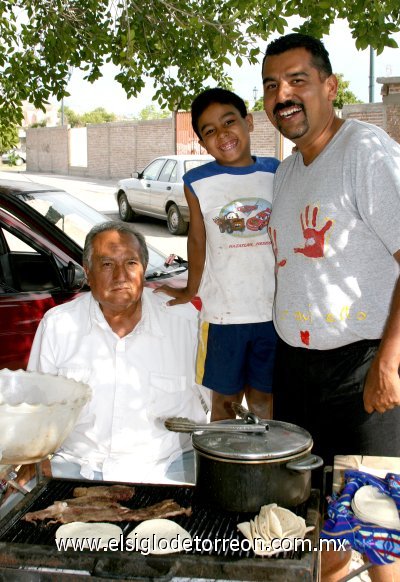 01072007
Antonio Meraz Olivas, Andrés Antonio Meraz Martínez y Antonio Meraz Ojeda, en un grato festejo con motivo del Día del Padre.