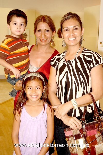 01072007
Claudia de Lizárraga, Lucía González, Claudia y Andrés Lizárraga.