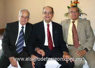 01072007
Don Roberto lució muy contento con la llegada de su hermano Fernando Núñez, que vino del DF, y con la presencia de su primo Sergio Brilanti, quien arribó de Guadalajara.