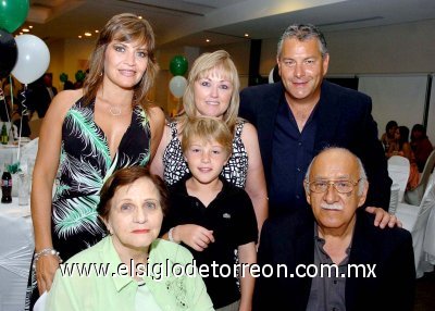 01072007
Janie de Barroso, Jesús Barroso, Cristina Ramos Clamont de Alatorre, Ricky Barroso Alatorre, Paty Alatorre de Barroso y Ricardo Barroso.