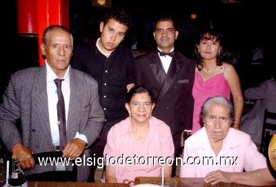 01072007
Juan Carlos acompañado de su esposa Ernestina Gómez de Chávez, sus padres Mario Chávez de Luna y Rebeca de León Torres y su suegra Margarita Salazar.