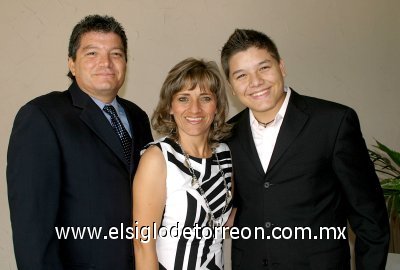01072007
Manolo, Gina y Manolo Jr.