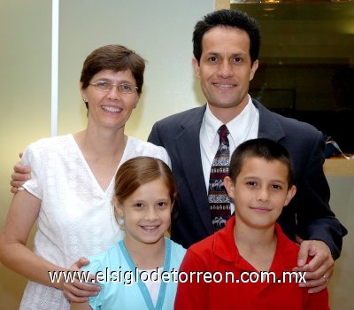 01072007
Margarita de González, Guillermo González, Esther y Mateo González.