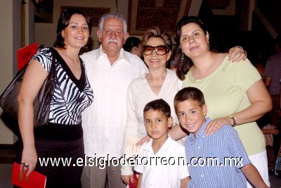 01072007
Mónica Issa de Fernández, Ángel y Augusto Fernández, Gazi, Carmelita y Érika Issa.