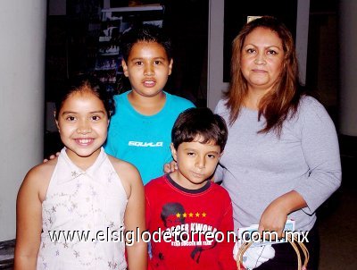 01072007
Rosario Vega, Román Martínez, Kevin y Kenia Barra.