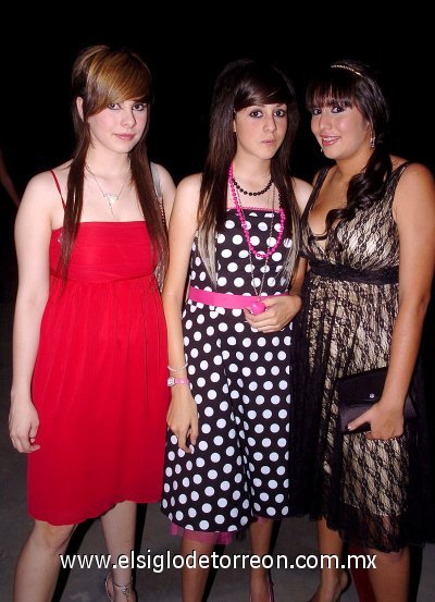 01072007
Vicky Rodríguez, Cristel Núñez y Sidney Núñez.