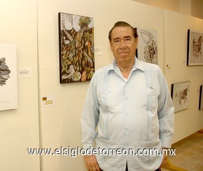 01072007
Víctor González Avelar junto a su obra.