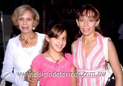 01072007
Yolanda de Pedroza, Ana Sofía Gálvez y Adriana de Allegre.