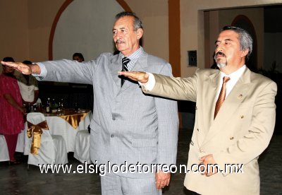 01072007
Humberto Urby Genel tomó protesta como nuevo presidente del Club de Leones de Lerdo A.C., al igual que Alejandro Arias Martínez, como tesorero de esta mesa directiva entrante.