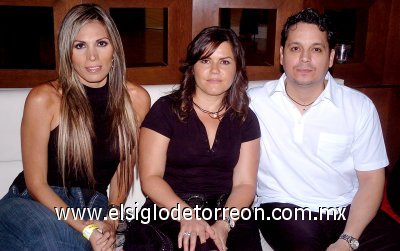 02072007
Lorena Llergo, Silvia Padilla de Martínez y Ricardo Martínez.