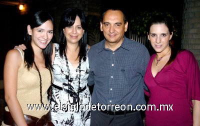 02072007
Lupita Puente de Lugo y Gerardo Lugo Barocio con sus hijas Claudia y Mariana, anfitriones de la fiesta.