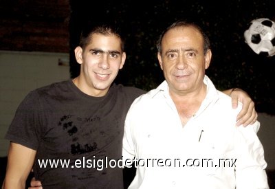 03072007
Ramón Chufani junto a su papá Ramón Chufani Vázquez, organizador de su fiesta de despedida.