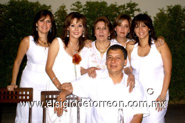 03072007
Viridiana en la compañía de su mamá Margarita Vallejo de Ávalos y sus hermanos Hugo Ávalos Vallejo, Roxana A. de Sánchez, Liliana de Nogueira y Jaqueline de Murra.