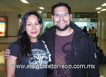 01072007
Michael Curiel y Karina Castro de Curiel viajaron a Los Ángeles.