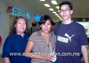 02072007
Cristina Geissler viajó a Alemania, la despidieron Gaby Soler y Marta Martínez.