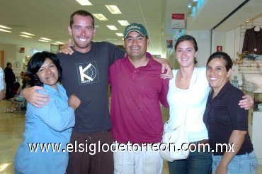 02072007
David y Katia Rich viajaron a San Diego, los despidieron Ivonne Sandoval y Héctor Tamayo.