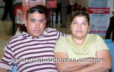02072007
Tomás Rosales viajó a Tijuana, lo despidió Ivonne Marín.