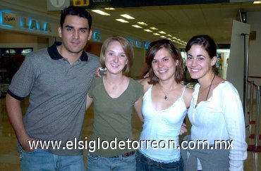 03072007
Jayna Stransky viajó a Estados Unidos y la despidieron Roberto Guerrero, Emily Lewis y Maylene Labossere.