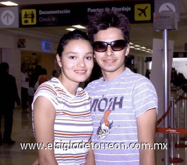 03072007
Pamela Silva viajó a Tapachula y la despidió Enrique Medina.