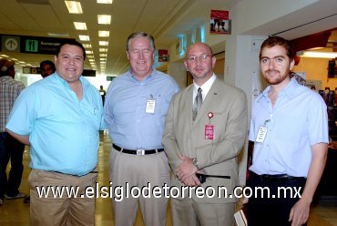 04072007
Francisco Martínez, Gabriel Cornú, Ángel de la Campa y José Alberto Bitar, en el aeropuerto.