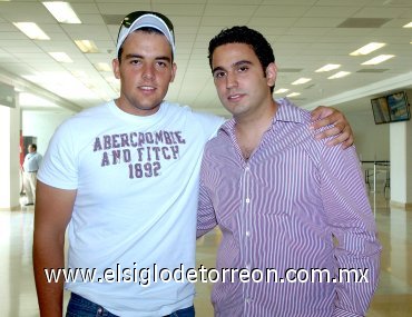 04072007
Juan González viajó a Nueva York, lo despidió Jesús Obeso.