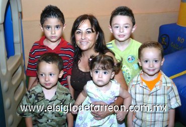 07072007
Guela Tere con sus nietos José Ángel Cuerda, Alaín y Marijose Rangel, Luis Jorge y Santiago Cuerda, en reciente festejo.