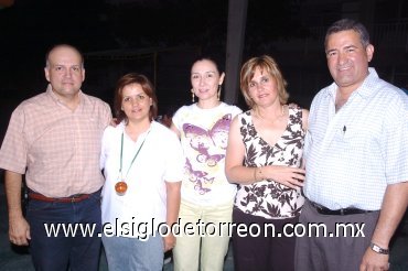 05072007
Fernando Montes, Lucila de Montes, Verónica de Wong Sánchez, Rosa Martha y Nicolás Yarahuán, en reciente festejo.
