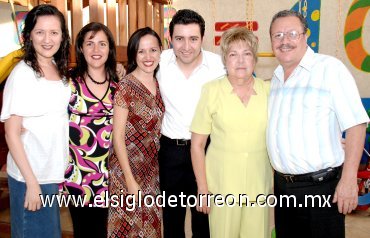 05072007
Luis Carlos Trasfí y Esperanza Covarrubias de Trasfí acompañados de sus hijos Linda Angélica, Alejandra, Anel y Luis Carlos Trasfí Covarrubias.