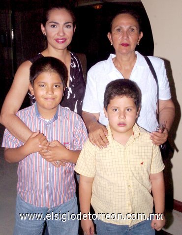 06072007
Griselda Palma, Carmen Guerrero, Andrés y Alejandro Palma.