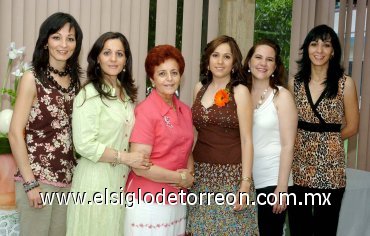 08072007
Brenda Rentería Rivas junto a Hortencia Garza de Ramírez, Sofía, Claudia y Tensy Ramírez Garza, anfitrionas de su despedida.