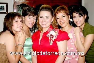 08072007
María Elena Chávez Velázquez, acompañada de algunas invitadas a su despedida de soltera.