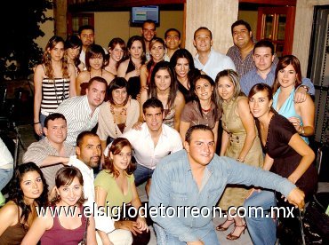 08072007
Raúl y Mayela, acompañados de sus amigos en su despedida.