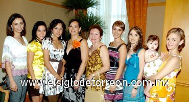 08072007
Teresa Llorens Meraz junto a Verónica, Georgina, Arlene, Teresa, Antonia, Paty y Betty, en su despedida de soltera.