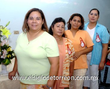 10072007
Elvira Piña Martínez junto a Lupe, Amalia y Katty Piña, anfitrionas de su fiesta pre nupcial.
