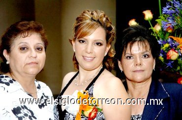 10072007
Martha Rodríguez de Moreno y Patricia Hernández de Ávila, organizaron una despedida de soltera a Claudia Angélica Moreno Rodríguez.