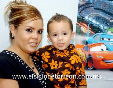 11072007
Caleb Domínguez Mancha festejó su tercer cumpleaños junto a su mamá, Gabriela Mancha  de Domínguez.