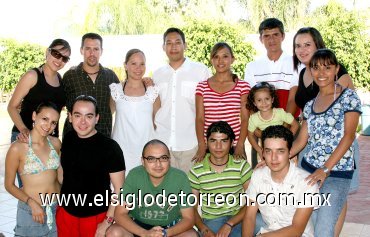 08072007
Aly Rodríguez Gamboa celebró su cumpleaños junto a Horte, Gera, Iván, Ale, Miguel, Yazmín, Nadia, Emilia, Ricardo, Juan, Edmundo, Édgar y Dulce.